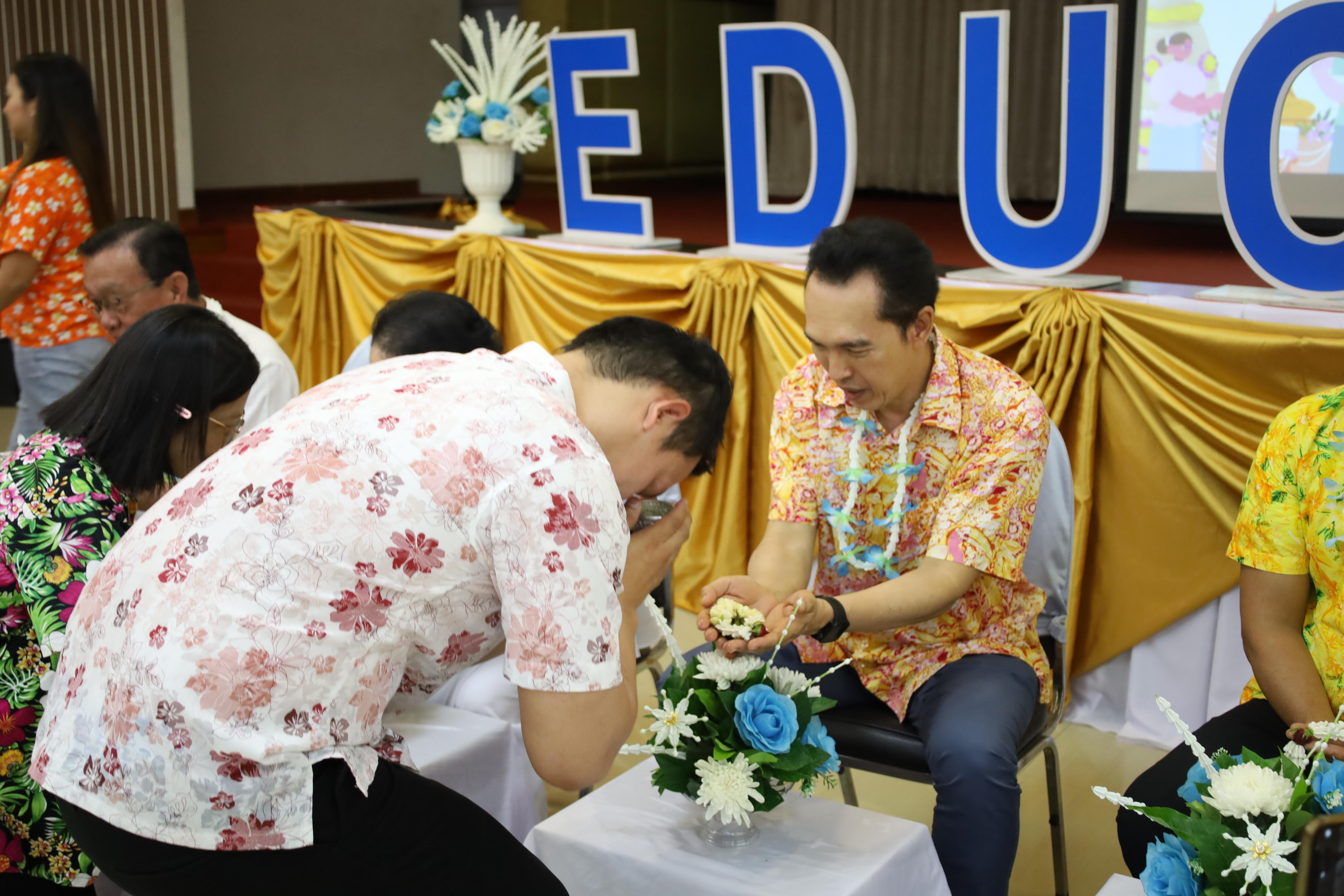 171. วันที่ 26 เมษายน 2568 สาขาการบริหารการศึกษา ได้จัดกิจกรรมรดน้ำดำหัวคณาจารย์ระดับบัณฑิตศึกษา ประจำสาขาการบริหารการศึกษา ณ ห้องประชุมครุร่มสัก 1 ชั้น 3 อาคารคณะครุศาสตร์